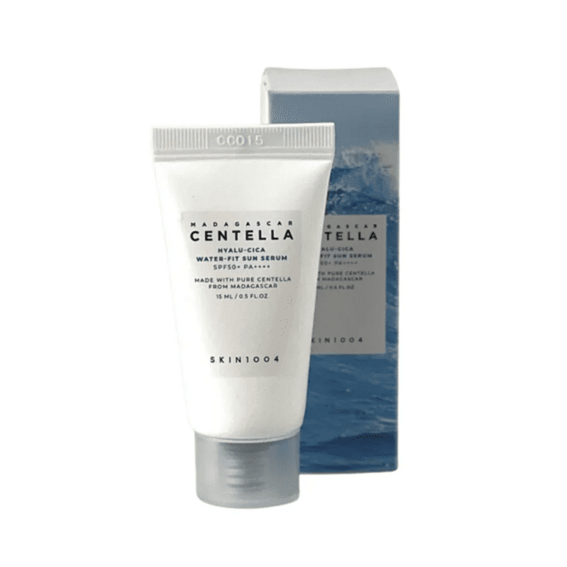 SKIN1004 Madagascar Centella Hyalu-Cica Water-Fit Sun Serum SPF50+ PA++++ mitrinošs sejas saules aizsargkrēms, 15 ml